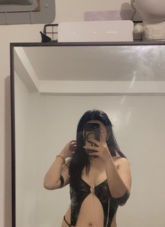 De Wei - escort in Makati City Photo 10 of 12