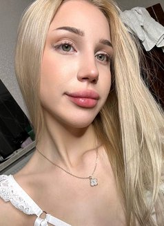 Debora - escort in Dubai Photo 3 of 19