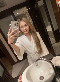 Dee Dy - Transsexual escort in Bangkok Photo 7 of 8