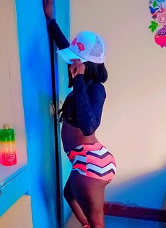 Dee - escort in Nairobi Photo 2 of 3