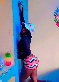 Dee - escort in Nairobi Photo 3 of 3