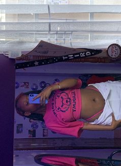 Dee - escort in Nairobi Photo 2 of 5