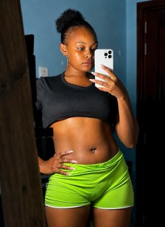 Dee - escort in Nairobi Photo 6 of 6