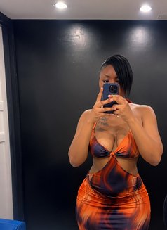 Dee - escort in Nairobi Photo 2 of 3