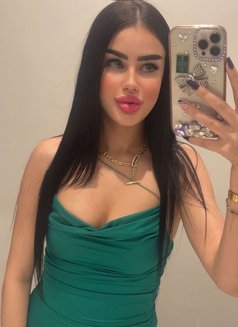 Deena - puta in Dubai Photo 2 of 13