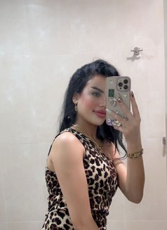 Deena - puta in Dubai Photo 9 of 13