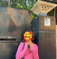 Deepika Gurung - Intérprete de adultos in Kathmandu