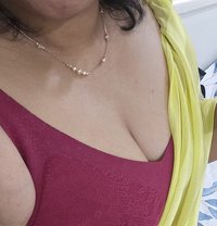 Deepu - puta in Hyderabad