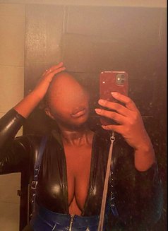 Déesse Khee, Maîtresse BDSM Abidjan - dominatrix in Abidjan Photo 17 of 17