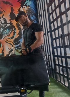 Delhi Male Escort | Couple fun friendly - Acompañantes masculino in New Delhi Photo 13 of 14