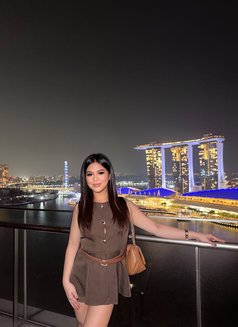Della - Transsexual escort in Singapore Photo 5 of 7
