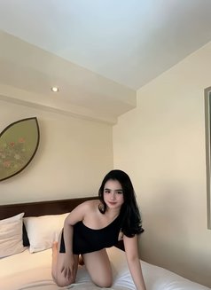 Della - puta in Bali Photo 2 of 6