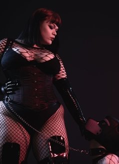 Demonia Noir - dominatrix in Berlin Photo 2 of 3