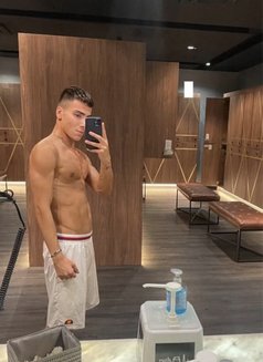 Deniroo - Male escort in Dubai Photo 1 of 5