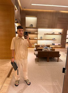 Deniroo - Male escort in Dubai Photo 3 of 5