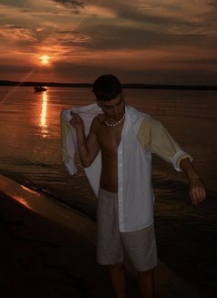 Deniroo - Male escort in Dubai Photo 4 of 5