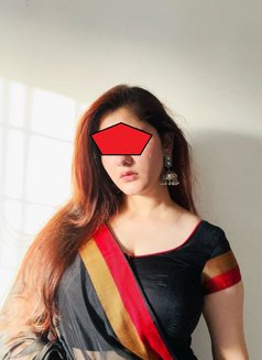 Desi Indian Bhabhi - puta in Sharjah Photo 1 of 4