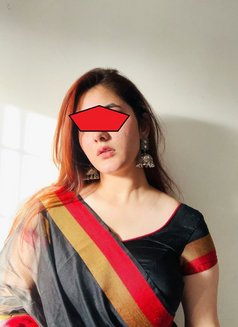 Desi Indian Bhabhi - puta in Sharjah Photo 2 of 4