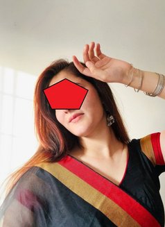 Desi Indian Bhabhi - puta in Sharjah Photo 3 of 4