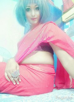 Desi Indian Bhabi in Nude Cam Show - Acompañantes transexual in New Delhi Photo 1 of 6