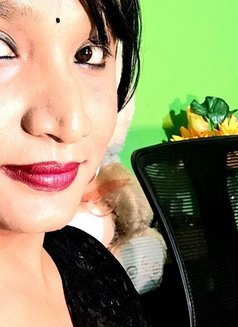 Devikaa Cam Fun - Acompañantes transexual in New Delhi Photo 1 of 2