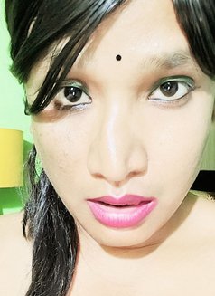 Devikaa Cam Fun - Acompañantes transexual in New Delhi Photo 2 of 2