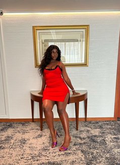 Dezry - escort in Dubai Photo 1 of 2