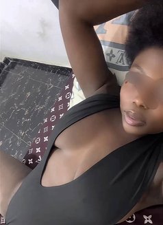 Dhat Girl - Intérprete de adultos in Accra Photo 1 of 5