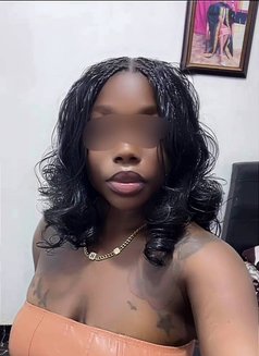 Dhat Girl - Intérprete de adultos in Accra Photo 2 of 5