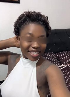 Dhat Girl - Intérprete de adultos in Accra Photo 3 of 5