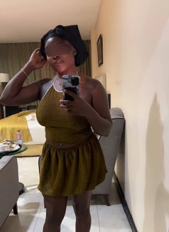 Dhat Girl - Intérprete de adultos in Accra Photo 4 of 5