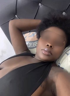 Dhat Girl - Intérprete de adultos in Accra Photo 5 of 5