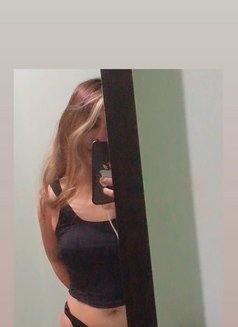 Dhee - escort in Macao Photo 3 of 12