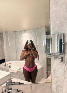 Diamond - escort in Abuja Photo 3 of 6