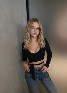 Diana - escort in Dubai Photo 3 of 5
