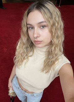 Diana - escort in Dubai Photo 4 of 5