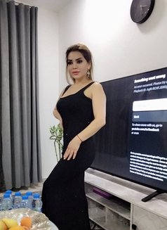 karina - puta in Muscat Photo 2 of 14