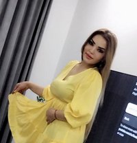 karina - puta in Muscat Photo 1 of 14