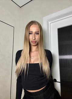 Diana - puta in Al Manama Photo 3 of 4