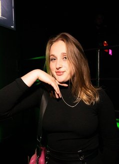 Diana - escort in Dubai Photo 1 of 10