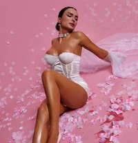 Dina - Transsexual escort in Dubai