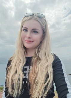 Dina - escort in Hong Kong Photo 4 of 7