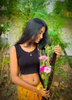 Dinithi Nadee - puta in Colombo Photo 4 of 4