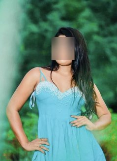 Dinu - escort in Colombo Photo 2 of 5