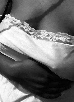 Discrète Escort Girl - escort in Lomé Photo 1 of 4