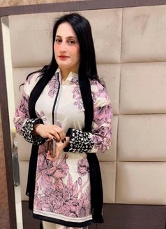 Divya Chaudhary - puta in Dubai Photo 1 of 2