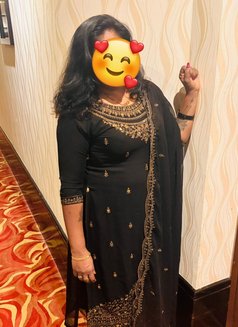 Divya Malu - puta in Dubai Photo 2 of 7