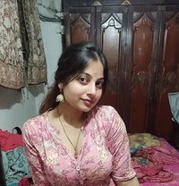 Divya Sharma - puta in Ahmedabad