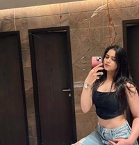 Divyanshi Best Incall Outcall Service, E - puta in Surat Photo 1 of 7