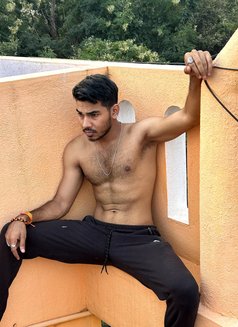 Divyanshu - Male escort in Mumbai Photo 2 of 5